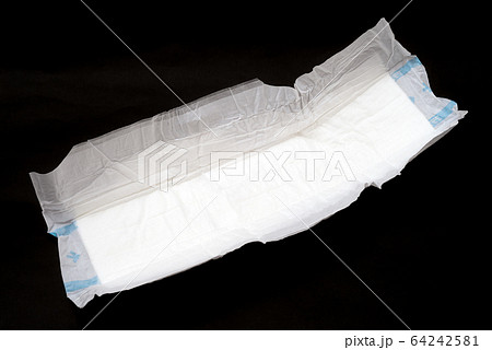 黒バックの大人用尿とりパッド 64242581