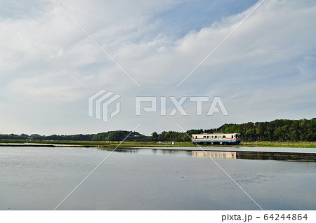 ひたちなか海浜鉄道湊線、中根・金上駅間を走る普通列車(ミキ300形) ひたちなか海浜鉄道湊線、中根・金上駅間を走る普通列車(ミキ300形) 64244864
