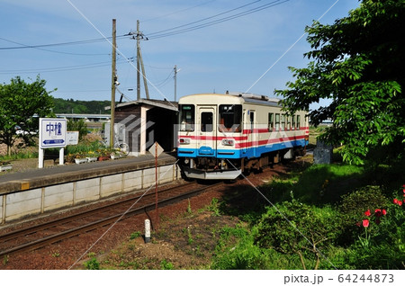 ひたちなか海浜鉄道湊線、中根駅に停車中の普通列車(ミキ300形) ひたちなか海浜鉄道湊線、中根駅に停車中の普通列車(ミキ300形) 64244873