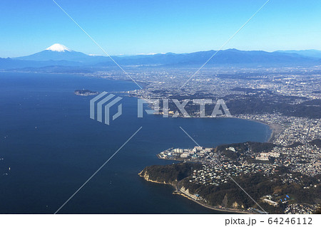湘南海岸上空から富士山方向を空撮 湘南海岸上空から富士山方向を空撮 64246112