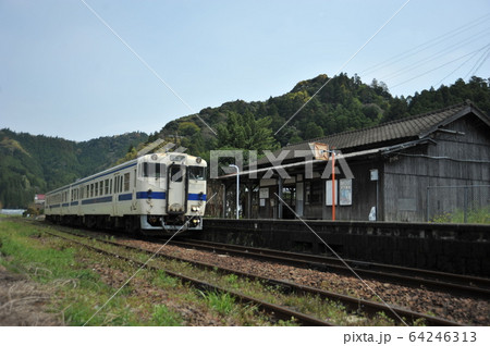 ローカル駅とローカル列車 ローカル駅とローカル列車 64246313