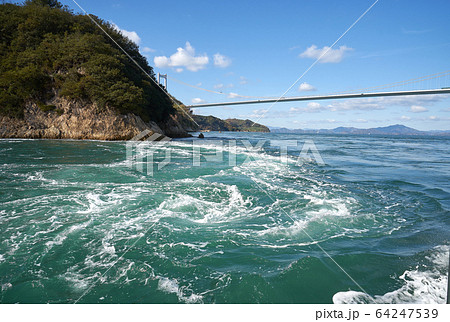 来島海峡の急流・渦潮。瀬戸内海、しまなみ海道の風景。 来島海峡の急流・渦潮。瀬戸内海、しまなみ海道の風景。 64247539