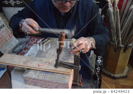 トルコ　ガジアンテップ　象嵌細工師　作業工程 64249423