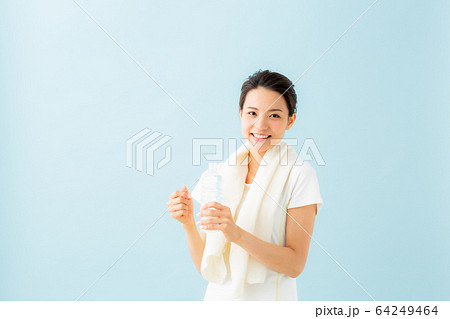 水を飲む女性 水を飲む女性 64249464