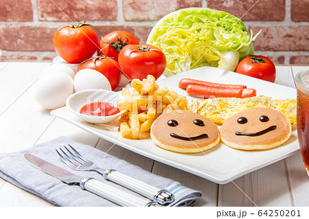 朝食、サンドイッチ、ハンバーガー、パンケーキ、卵、野菜、コーヒーで、ダイニングテーブル 朝食、サンドイッチ、ハンバーガー、パンケーキ、卵、野菜、コーヒーで、ダイニングテーブル 64250201