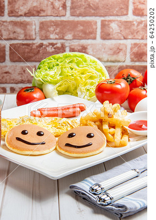 朝食、サンドイッチ、ハンバーガー、パンケーキ、卵、野菜、コーヒーで、ダイニングテーブル 64250202