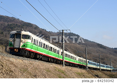 しなの鉄道を走る普通列車 64250342