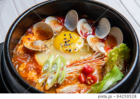韓国料理、ビビンバ、トッポギ、チャジャンミョン、石焼ビビンバ 韓国料理、ビビンバ、トッポギ、チャジャンミョン、石焼ビビンバ 64250528