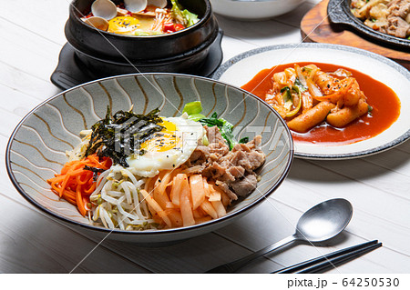 韓国料理 ビビンバ トッポギ チャジャンミョン 石焼ビビンバの写真素材