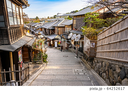 京都 二年坂・清水寺の参道 京都 二年坂・清水寺の参道 64252617