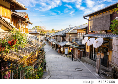 京都　二年坂・清水寺の参道 64252660