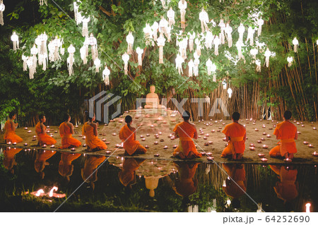 チェンマイのコムローイ祭り チェンマイのコムローイ祭り 64252690