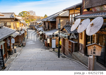 京都　二年坂・清水寺の参道 64252736
