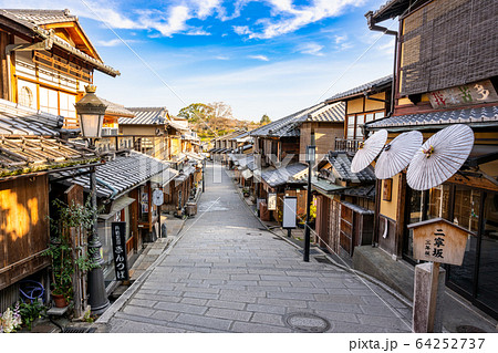 京都 二年坂・清水寺の参道の写真素材 [64252737] - PIXTA