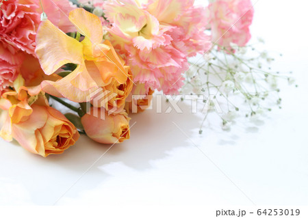 様々な花の花束 様々な花の花束 64253019