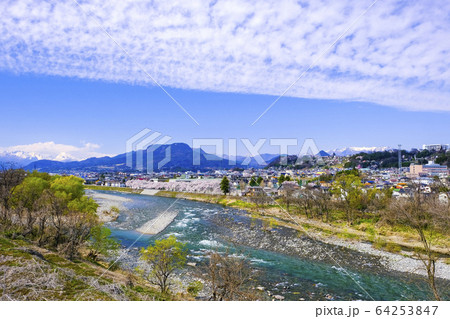 春の利根川と残雪の山 64253847