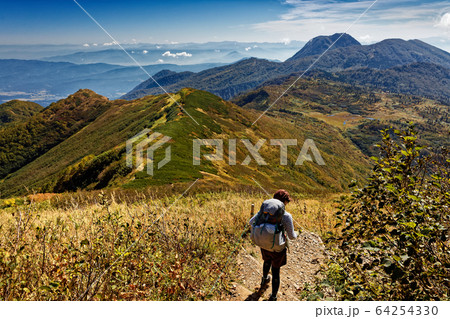 火打山稜線の登山者と妙高山 天狗の庭の眺めの写真素材