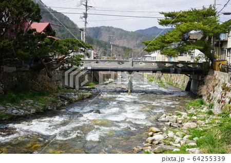 岩泉の春清水川沿いの風景 64255339