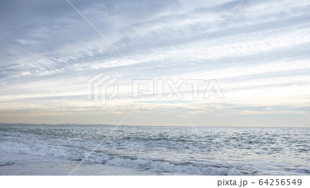 早朝の海のリフレクション 64256549