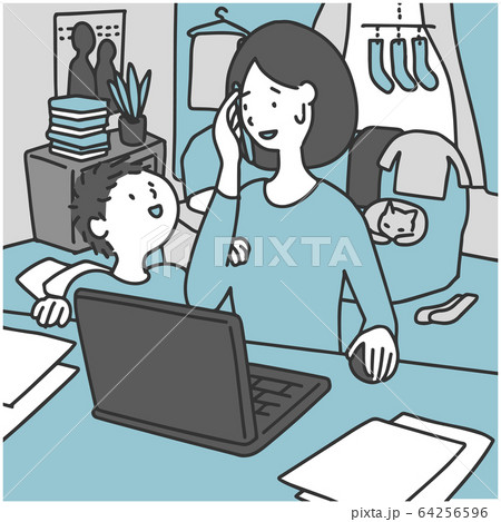 散らかった部屋で在宅勤務をする子育て中の女性 散らかった部屋で在宅勤務をする子育て中の女性 64256596