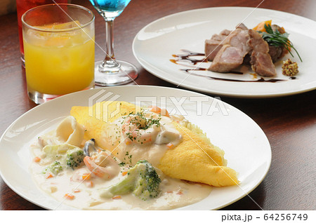 クリームシチューオムレツ 64256749