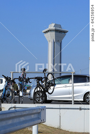 行方市、霞ヶ浦ふれあいランド付近のサイクリスト 64256954