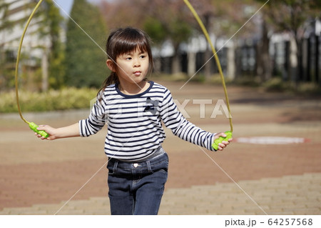 縄跳びをする幼児(5歳児) 64257568