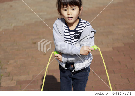 縄跳びをする幼児(5歳児) 64257571