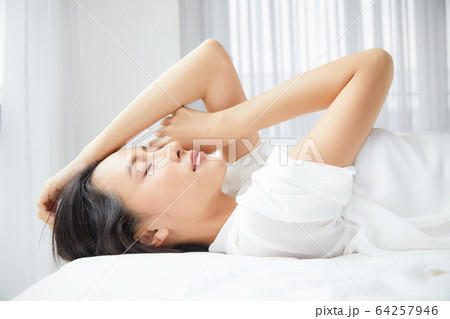 綺麗 女性 ベッド 寝室 眠る 明るい 部屋 リラックス 人物 素材 綺麗 女性 ベッド 寝室 眠る 明るい 部屋 リラックス 人物 素材 64257946