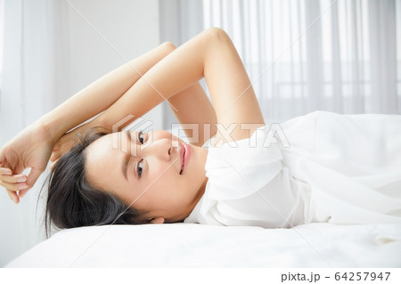 綺麗 女性 ベッド 寝室 眠る 明るい 部屋 リラックス 人物 素材 綺麗 女性 ベッド 寝室 眠る 明るい 部屋 リラックス 人物 素材 64257947