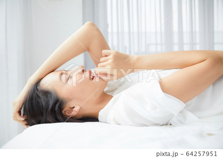 綺麗 女性 ベッド 寝室 眠る 明るい 部屋 リラックス 人物 素材 綺麗 女性 ベッド 寝室 眠る 明るい 部屋 リラックス 人物 素材 64257951