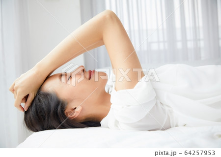 綺麗 女性 ベッド 寝室 眠る 明るい 部屋 リラックス 人物 素材 綺麗 女性 ベッド 寝室 眠る 明るい 部屋 リラックス 人物 素材 64257953