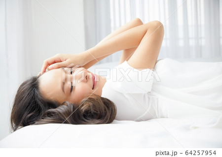 綺麗 女性 ベッド 寝室 眠る 明るい 部屋 リラックス 人物 素材 綺麗 女性 ベッド 寝室 眠る 明るい 部屋 リラックス 人物 素材 64257954