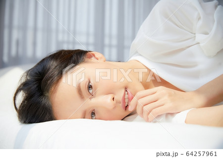 綺麗 女性 ベッド 寝室 眠る 明るい 部屋 リラックス 人物 素材 綺麗 女性 ベッド 寝室 眠る 明るい 部屋 リラックス 人物 素材 64257961