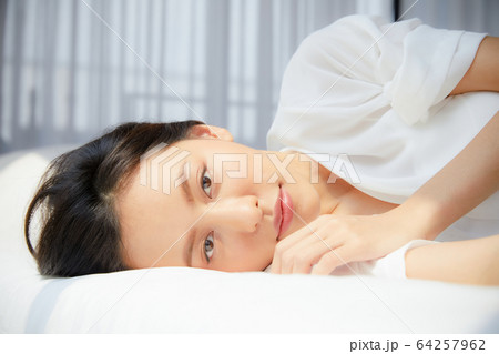 綺麗 女性 ベッド 寝室 眠る 明るい 部屋 リラックス 人物 素材 綺麗 女性 ベッド 寝室 眠る 明るい 部屋 リラックス 人物 素材 64257962