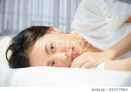 綺麗 女性 ベッド 寝室 眠る 明るい 部屋 リラックス 人物 素材 綺麗 女性 ベッド 寝室 眠る 明るい 部屋 リラックス 人物 素材 64257964