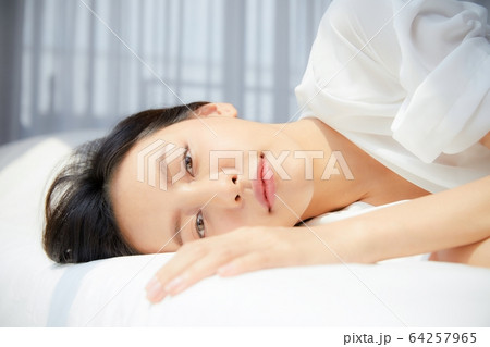 綺麗 女性 ベッド 寝室 眠る 明るい 部屋 リラックス 人物 素材 綺麗 女性 ベッド 寝室 眠る 明るい 部屋 リラックス 人物 素材 64257965
