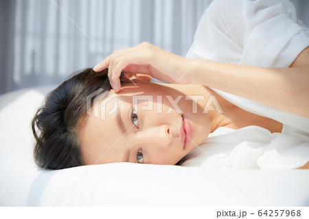 綺麗 女性 ベッド 寝室 眠る 明るい 部屋 リラックス 人物 素材 綺麗 女性 ベッド 寝室 眠る 明るい 部屋 リラックス 人物 素材 64257968