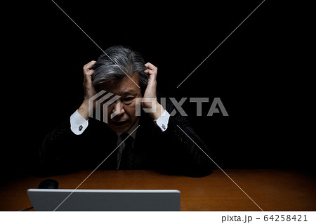 悲壮感漂う男性  黒バック スーツ姿 重役 社長 役員 官僚 64258421