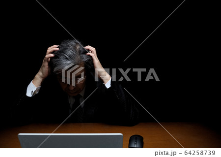 悲壮感漂う男性 黒バック スーツ姿 重役 社長 役員 官僚 悲壮感漂う男性 黒バック スーツ姿 重役 社長 役員 官僚 64258739
