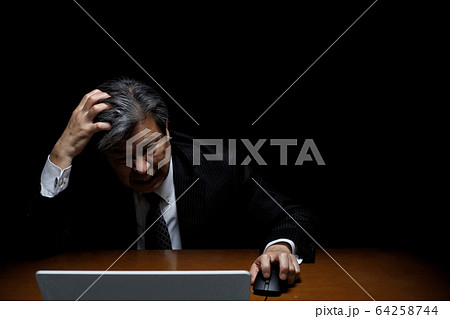 悲壮感漂う男性  黒バック スーツ姿 重役 社長 役員 官僚 64258744