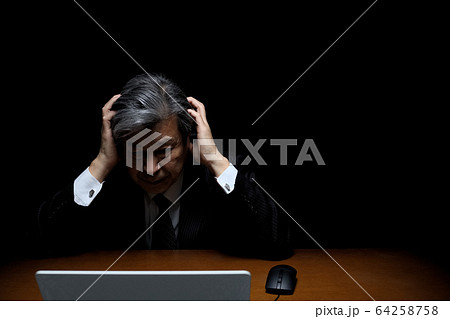悲壮感漂う男性  黒バック スーツ姿 重役 社長 役員 官僚 64258758