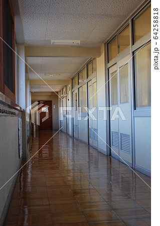 休校中で誰もいない小学校 64258818