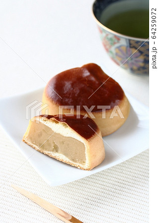 半切りの栗饅頭 半切りの栗饅頭 64259072