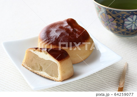 半切りの栗饅頭 64259077
