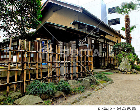 晩翠草堂、建物の玄関を眺める、荒城の月で有名な土井晩翠が過ごした旧宅・東北・仙台（２） 64259089