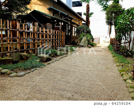 晩翠草堂、タイムスリップしたような通路と旧宅の眺め・東北・仙台（１） 64259104