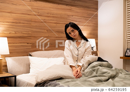 若い女性 若い女性 64259195