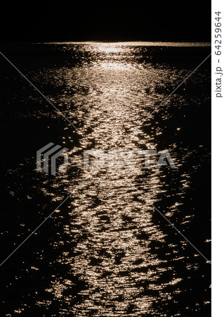 水面の太陽光反射_キラキライメージ 水面の太陽光反射_キラキライメージ 64259644