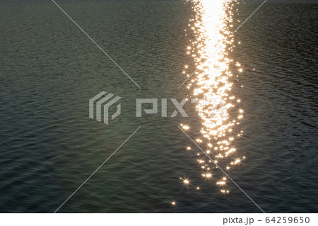 水面の太陽光反射_キラキライメージ 水面の太陽光反射_キラキライメージ 64259650